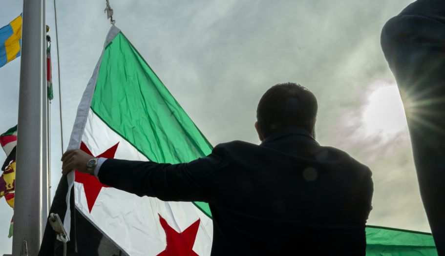 الشيباني يرفع العلم الشيباني يرفع العلم