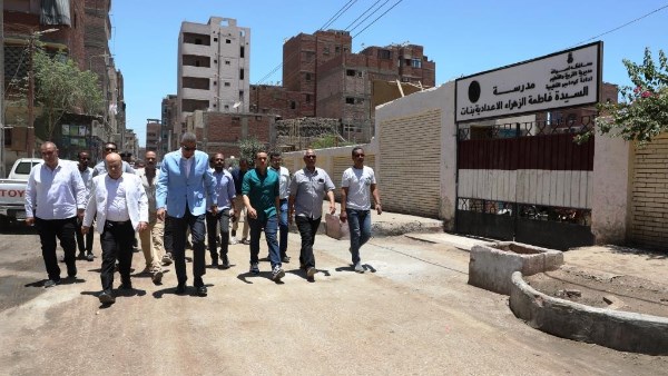 محافظ أسوان يتفقد شارع بورسعيد بكوم أمبو.. ويوجه بحملات مكبرة لإزالة الإشغالات