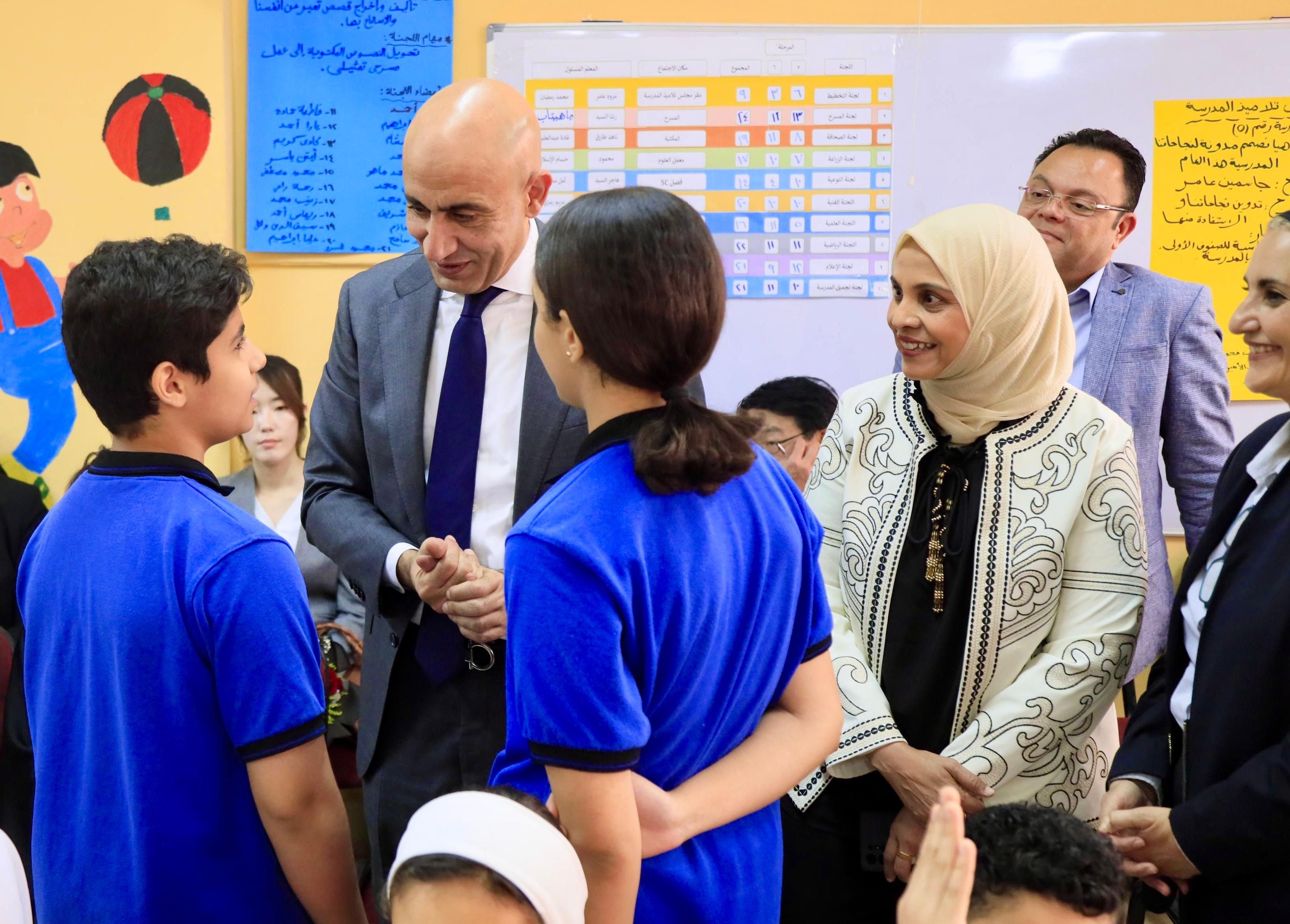 وزير التعليم وطلاب المدرسة المصرية اليابانية بحدائق أكتوبر وزير التعليم وطلاب المدرسة المصرية اليابانية بحدائق أكتوبر