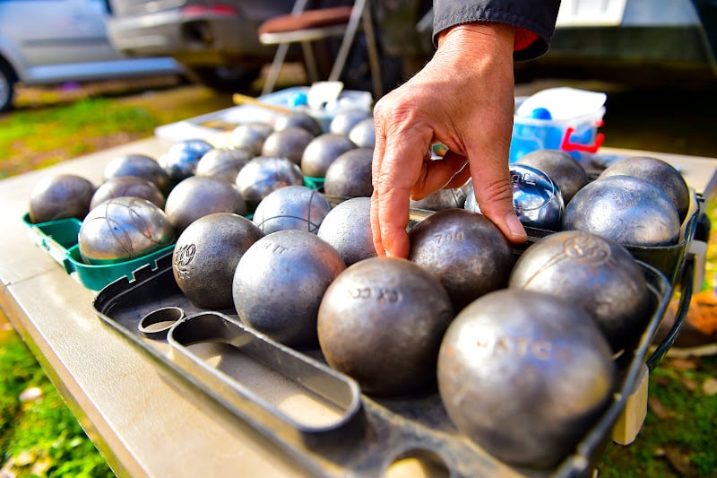 “ملعب عشوائي” يثير الجدل بالدروة