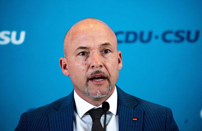 قيادي في البرلمان الألماني يعارض تصريحات وزير الخارجية بشأن مراجعة توريد أسلحة لـ”إسرائيل”