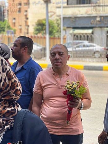 استقبال-أبناءهم-بالورود-لدعمهم-وتشجيعهم