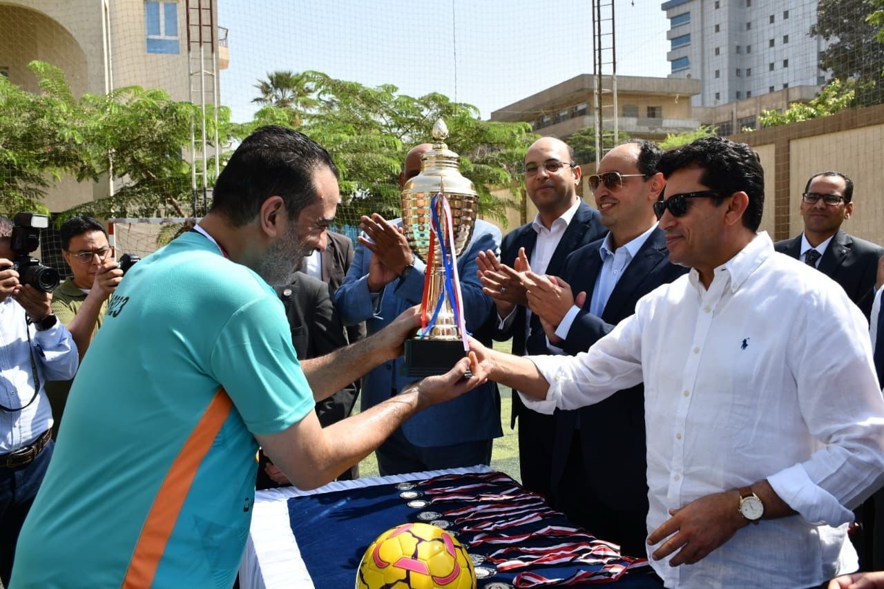 خلال تسليم كأس البطولة للمتعافين من الإدمان