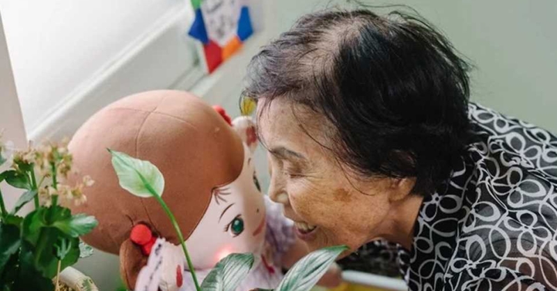 هيودول.. دمية ذكية تواسي المسنين