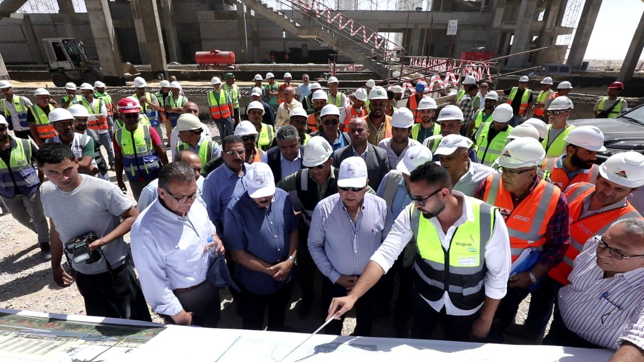 نائب رئيس الوزراء يتفقد مواقع العمل بمشروع الخط الأول للقطار السريع (1) نائب رئيس الوزراء يتفقد مواقع العمل بمشروع الخط الأول للقطار السريع (1)