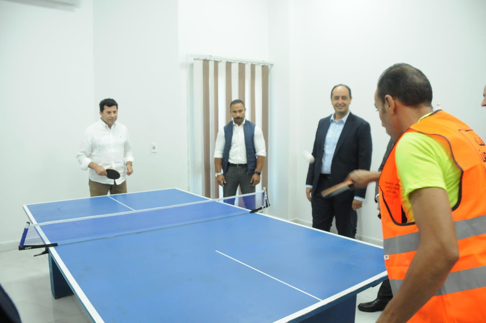 الدكتور أشرف صبحى وزير الشباب والرياضة يشارك المتعافين الأنشطة الرياضية
