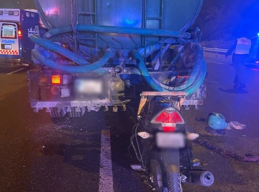 إصابة شخص في حادث اصطدام بين دراجة نارية وشاحنة