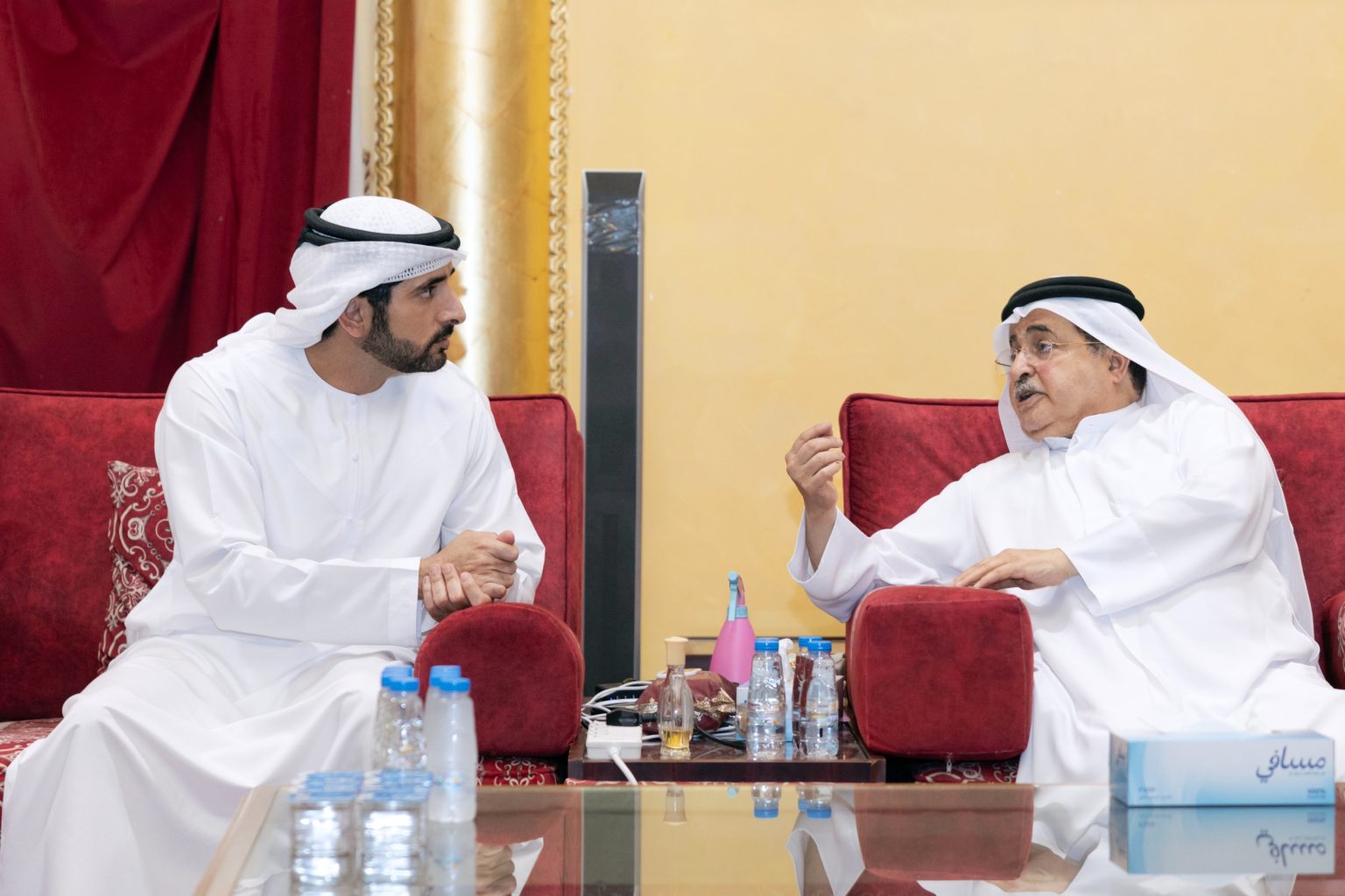 حمدان بن محمد يقدّم واجب العزاء في وفاة المغفور له الشيخ سلطان بن خالد بن محمد القاسمي