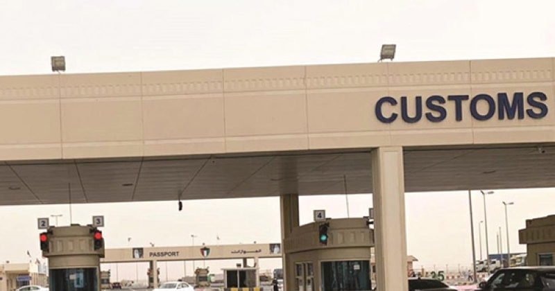 الجمارك: ضبط 12 شخصاً بتهمة تهريب سجائر عبر النويصيب بطرق مبتكرة