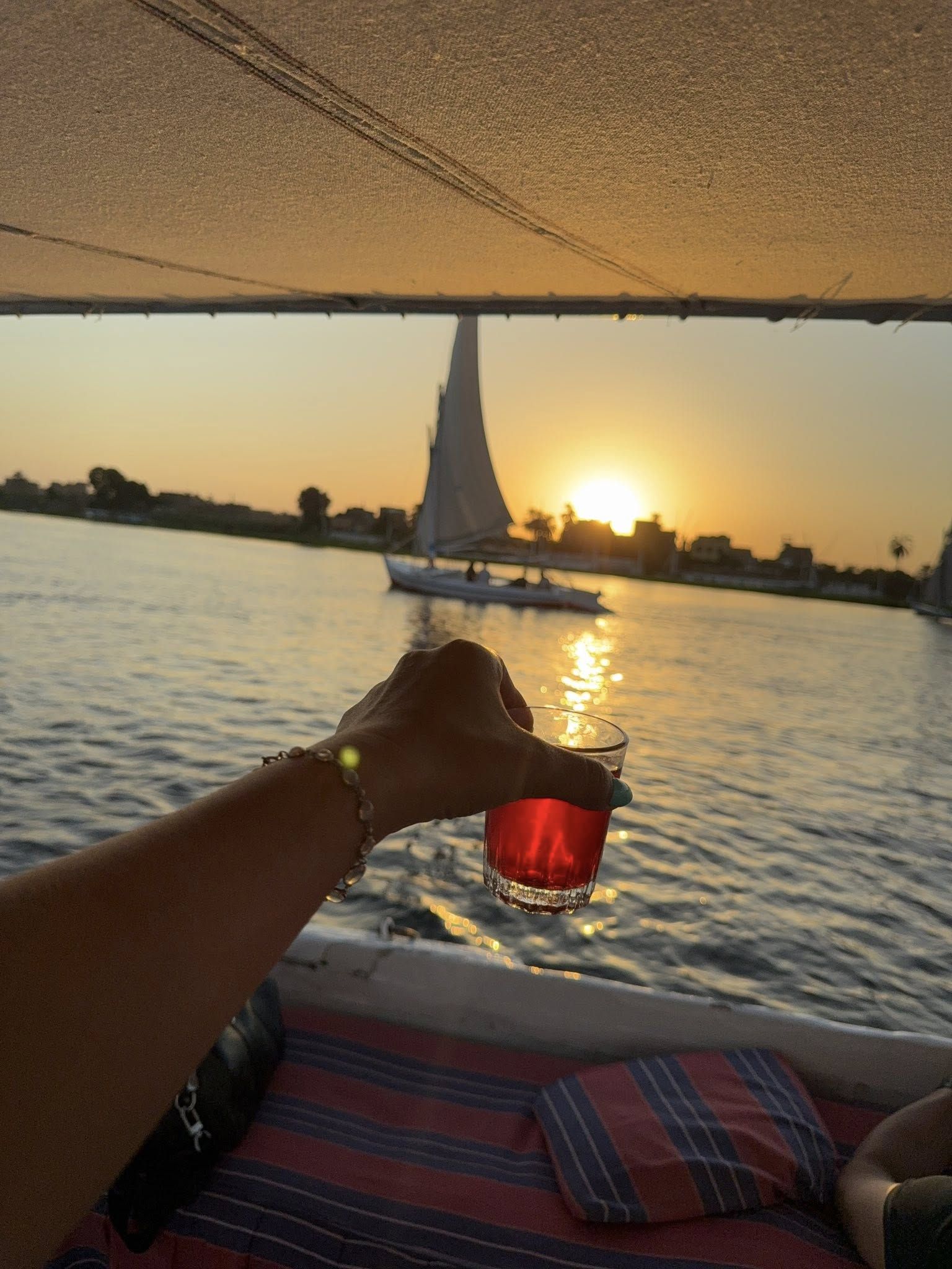 استمتاع أحد الأجانب بكوب الشاي على متن مركب نيلي