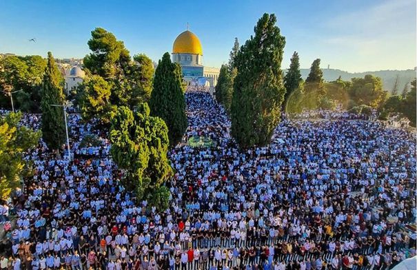 عشرات الآلاف يؤدون صلاة الجمعة بالمسجد الأقصى…