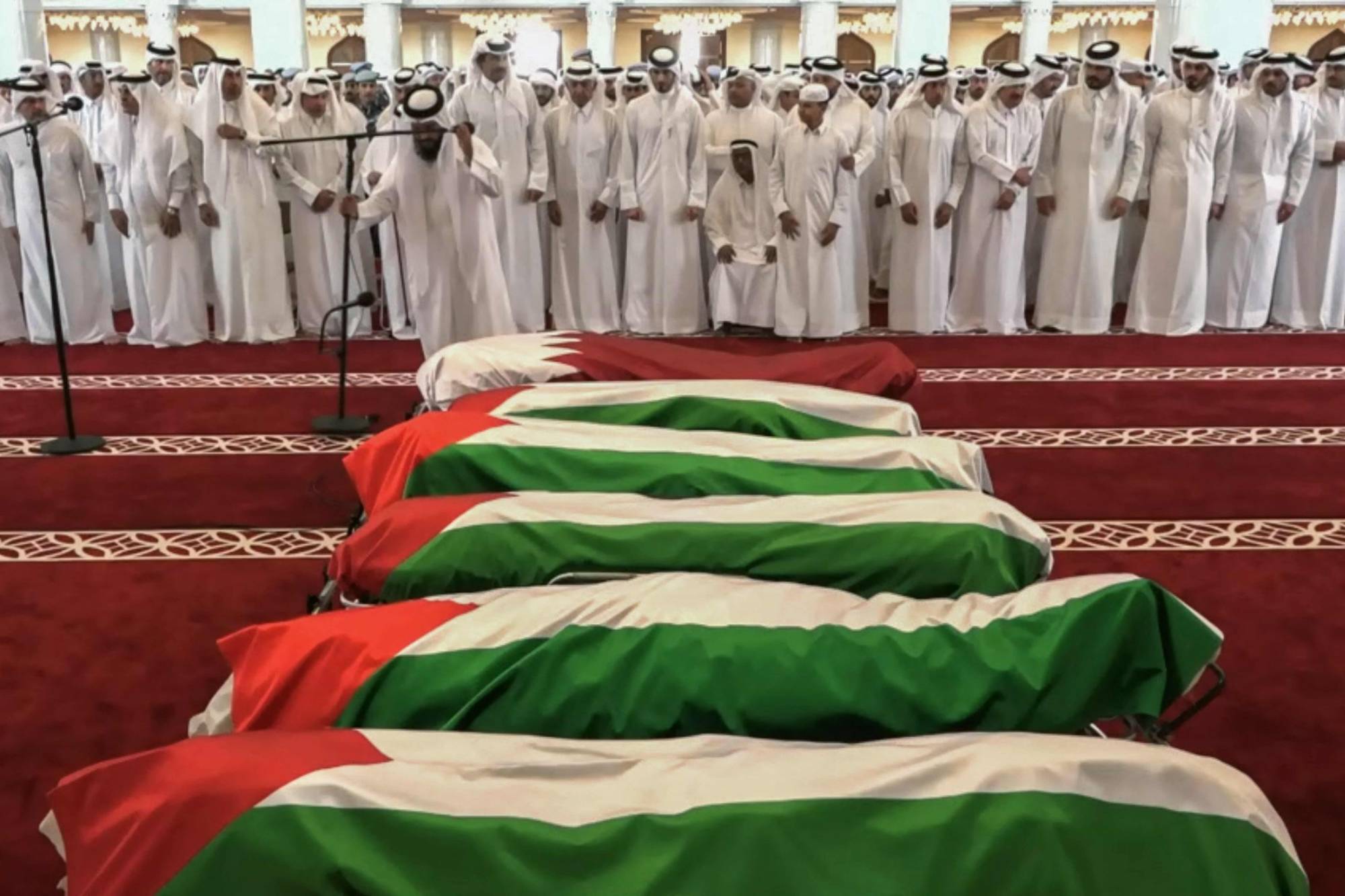 أمير قطر الشيخ تميم بن حمد آل ثاني يشارك في صلاة الجنازة على ضحايا الهجوم الإسرائيلي على الدوحة (أ.ف.ب)