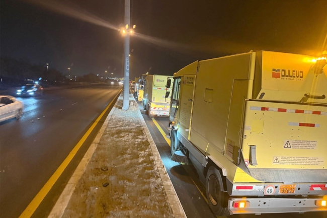 البلدية: إنجاز أعمال تنظيف الطرق السريعة في محافظة الأحمدي