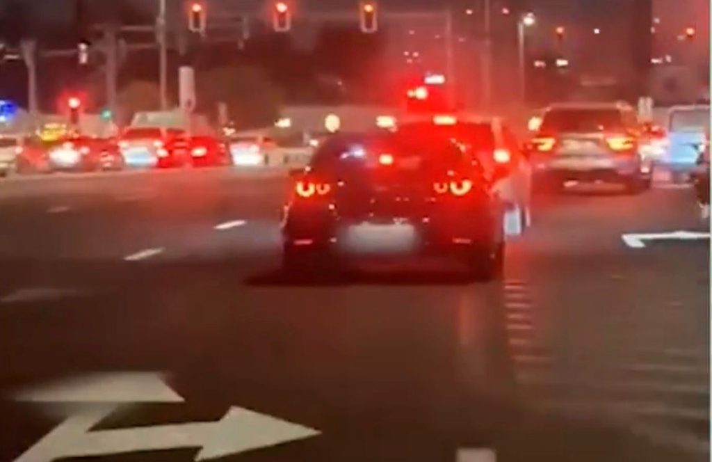 شرطة دبي تحجز مركبة بعد قيام سائقها بتصرفات متهورة