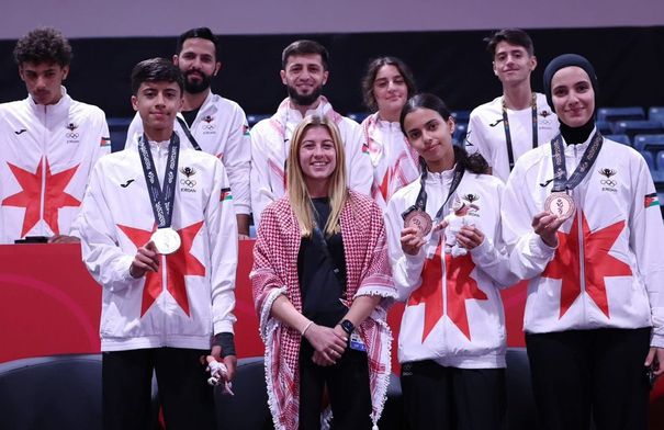 الأميرة سارة تهنئ لاعبي التايكواندو الفائزين بالميداليات…