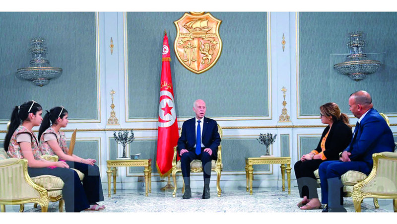 الرئيس التونسي يستقبل التوأم بيسان وبيلسان كوكة بطلتي تحدي القراءة العربي 2025
