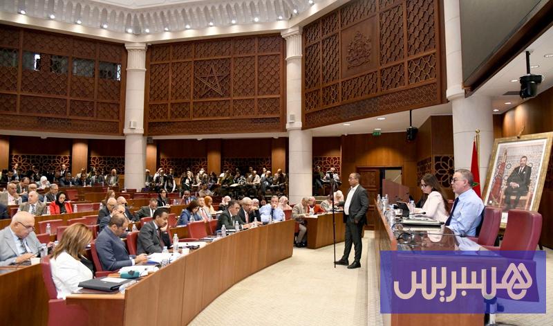 تدخل نائبتين يثير الجدل في البرلمان