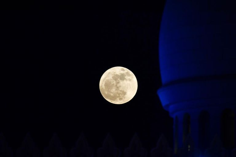 القمر العملاق يظهر في سماء الإمارات 5 نوفمبر المقبل .. لا يتسبب في تأثيرات غير اعتيادية