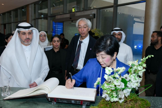 حاكمة طوكيو تزور معهد الكويت للأبحاث العلمية