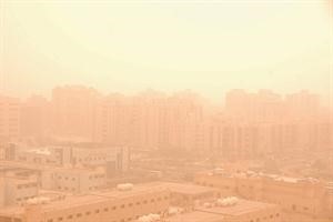 الغبار الأحمر المستورد يترسب فجرا والحرارة سجلت رقما قياسيا وبلغت 51 مئوية