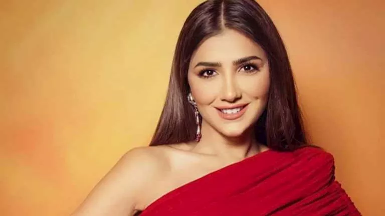 في الأهرامات.. مي عمر تخطف الأنظار بهذه الإطلالة