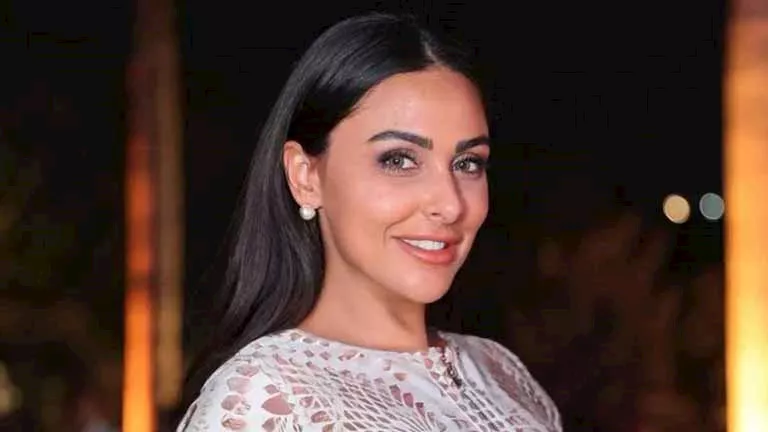 بـ”شعر قصير وجامبسوت جريء”.. ميس حمدان تثير الجدل بإطلالتها