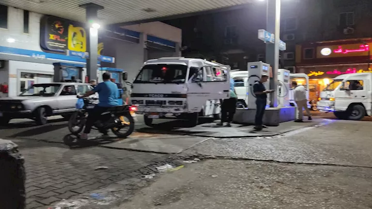 زحام في محطات الوقود قبل ساعات من زيادة أسعار البنزين (صور)