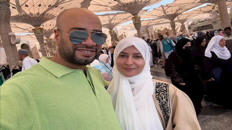 حاتم صلاح يؤدي مناسك العمرة ويزور المسجد النبوي رفقة زوجته