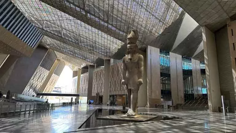 8 صور ترصد العملات التذكارية احتفالًا بافتتاح المتحف الكبير