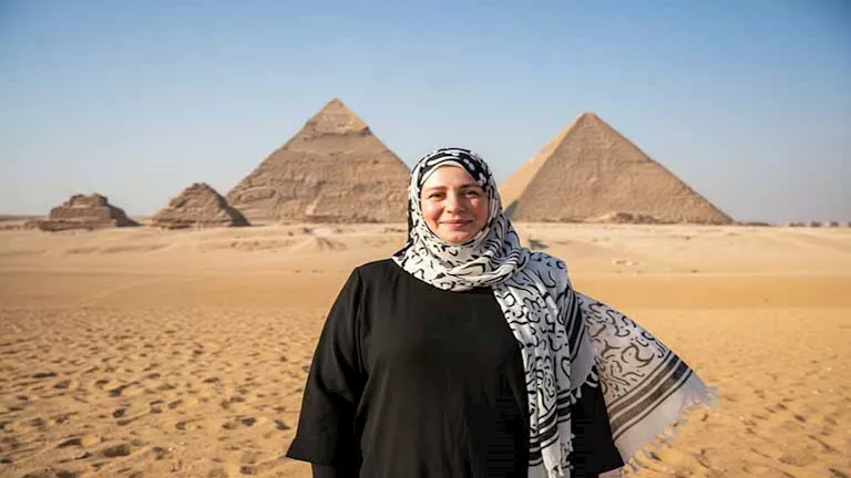 عبلة كامل أمام الأهرامات قبل افتتاح المتحف المصري الكبير.. ما القصة؟