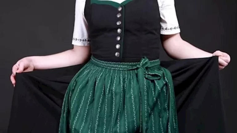 مقابل 25 دولار.. مقهي يتيح للزبائن تجربة دور “الخادمات”