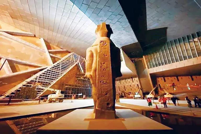 نقل تمثال الملك رمسيس الثاني (6)