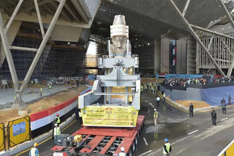 نقل تمثال الملك رمسيس الثاني (12)