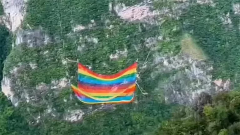 القفز بالحبال من أعلى جسر في العالم.. مغامرة خطيرة تثير الجدل (فيديو)