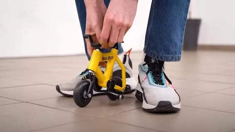 رجل يدخل موسوعة “جينيس” بأصغر دراجة في العالم (فيديو)