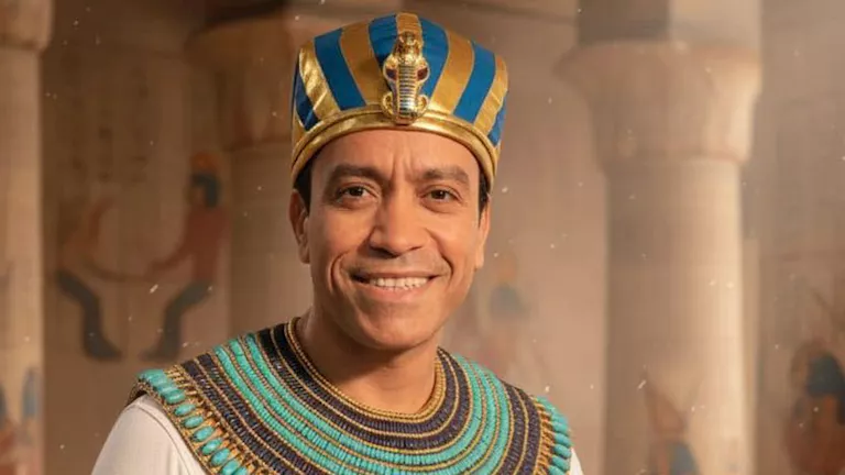 بالزي الفرعوني.. سامح حسين  يشارك في احتفالات المتحف المصري الكبير