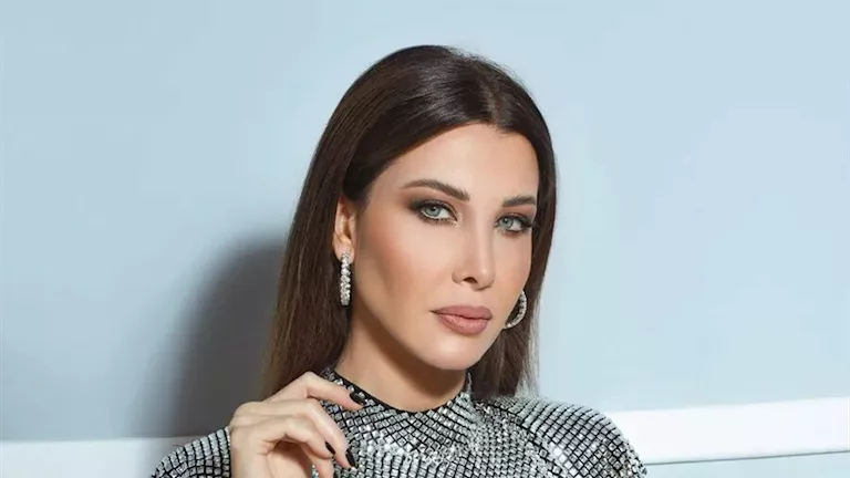 نانسي عجرم تتألق بفستان جريء.. كيف نسقت اللوك؟