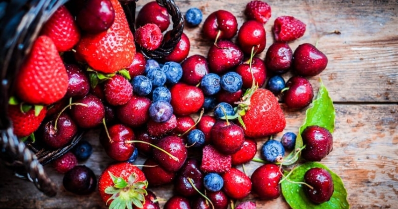 أبرزها التوت والكرز.. 6 فواكه تكافح الالتهابات المسببة للسرطان