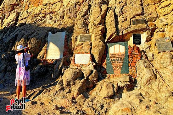 لوحات التكريم على شواطئ دهب
