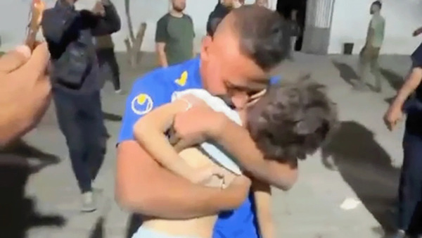 “بيقولي الولد مات.. مش في هدنة!” غزي يصرخ مفجوعا بوفاة طفله بقصف للاحتلال