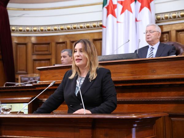 نجيبة جيلالي تعرض قانوني الأوسمة العسكرية أمام مجلس الأمة