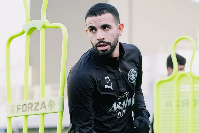 بعد غياب طويل.. آيت نوري يعود إلى التشكيلة الأساسية لمانشستر سيتي