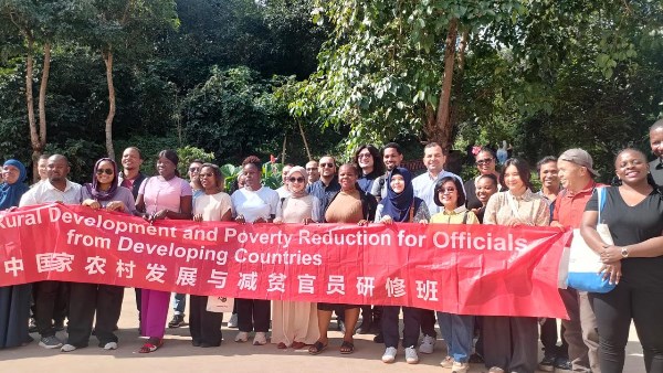 التجربة المصرية تلهم العالم.. مؤسسة أبو العينين تُشارك في ندوة دولية لمكافحة الفقر بالصين التجربة المصرية تلهم العالم.. مؤسسة أبو العينين تُشارك في ندوة دولية لمكافحة الفقر بالصين