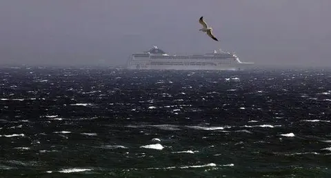 الأمطار والرياح القوية تدفع المغرب وإسبانيا لتعليق الرحلات البحرية بين طنجة وطريفة