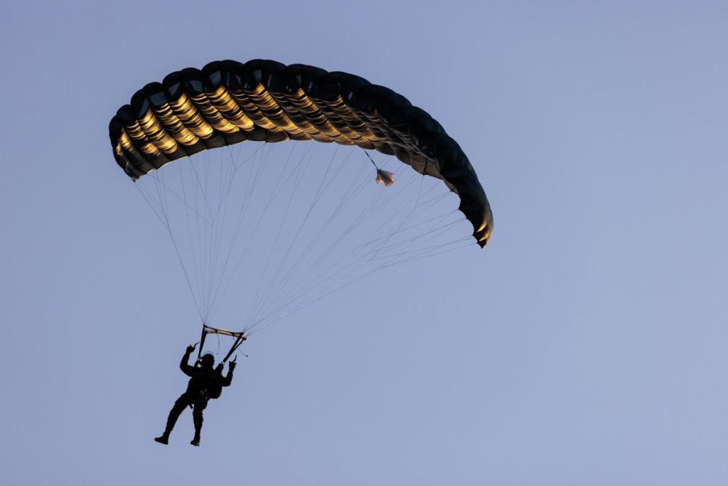 هجرة من السماء.. مهاجر ينفذ محاولة تسلل جوي نحو سبتة وإسبانيا تعيده للمغرب (فيديو)