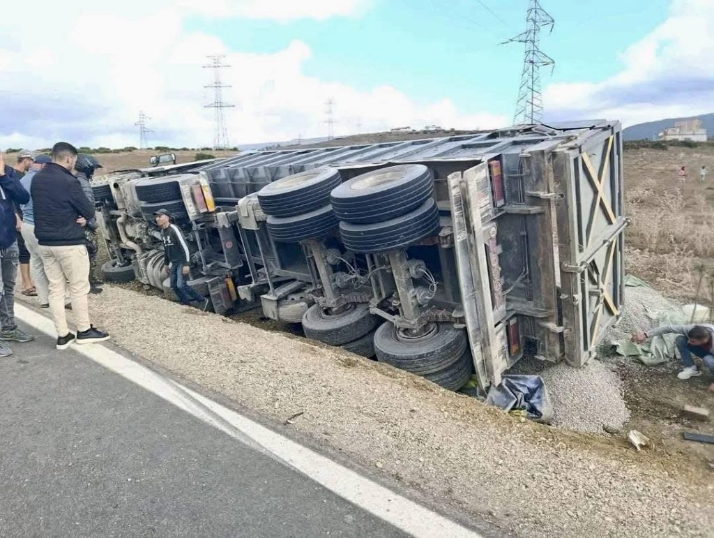 شاحنة تسحق سيارة بكاملها وتنهي حياة راكبيها بطريقة مأساوية قرب طنجة (صور)