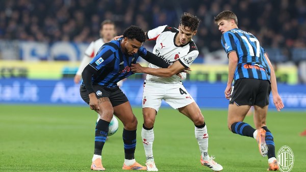 التعادل 1-1 يحسم الشوط الأول من مباراة ميلان وأتلانتا في الدوري الإيطالي