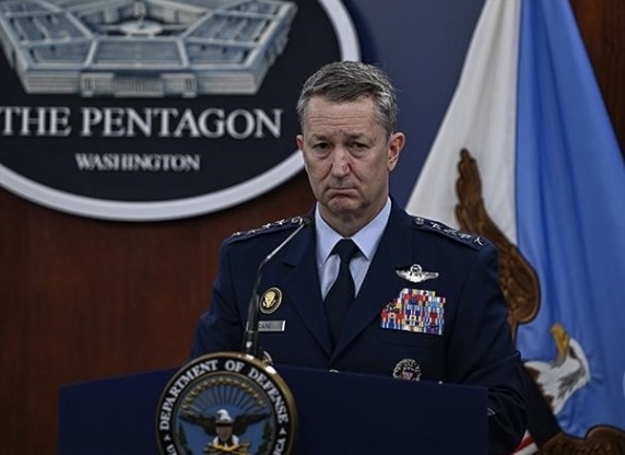 رئيس هيئة الأركان الأميركية يصل إسرائيل ويجري جولة جوية في سماء قطاع غزة