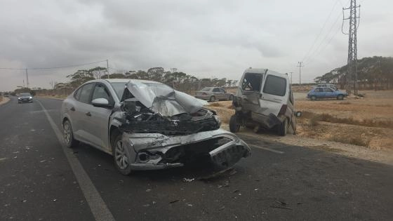 البويرة.. 5 جرحى في اصطدام بين سيارتين بعين بسام