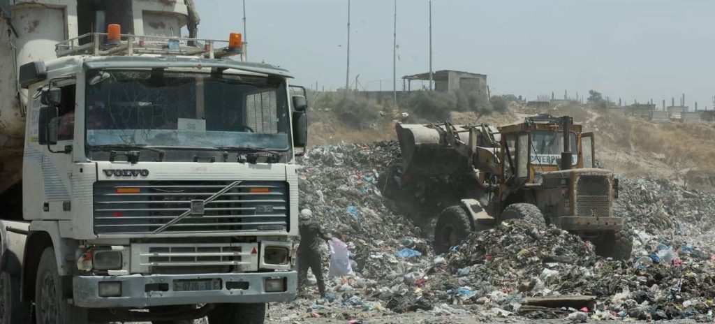هآرتس”: جيش الاحتلال الاسرائيلي يحول أطراف غزة لمكب نفايات